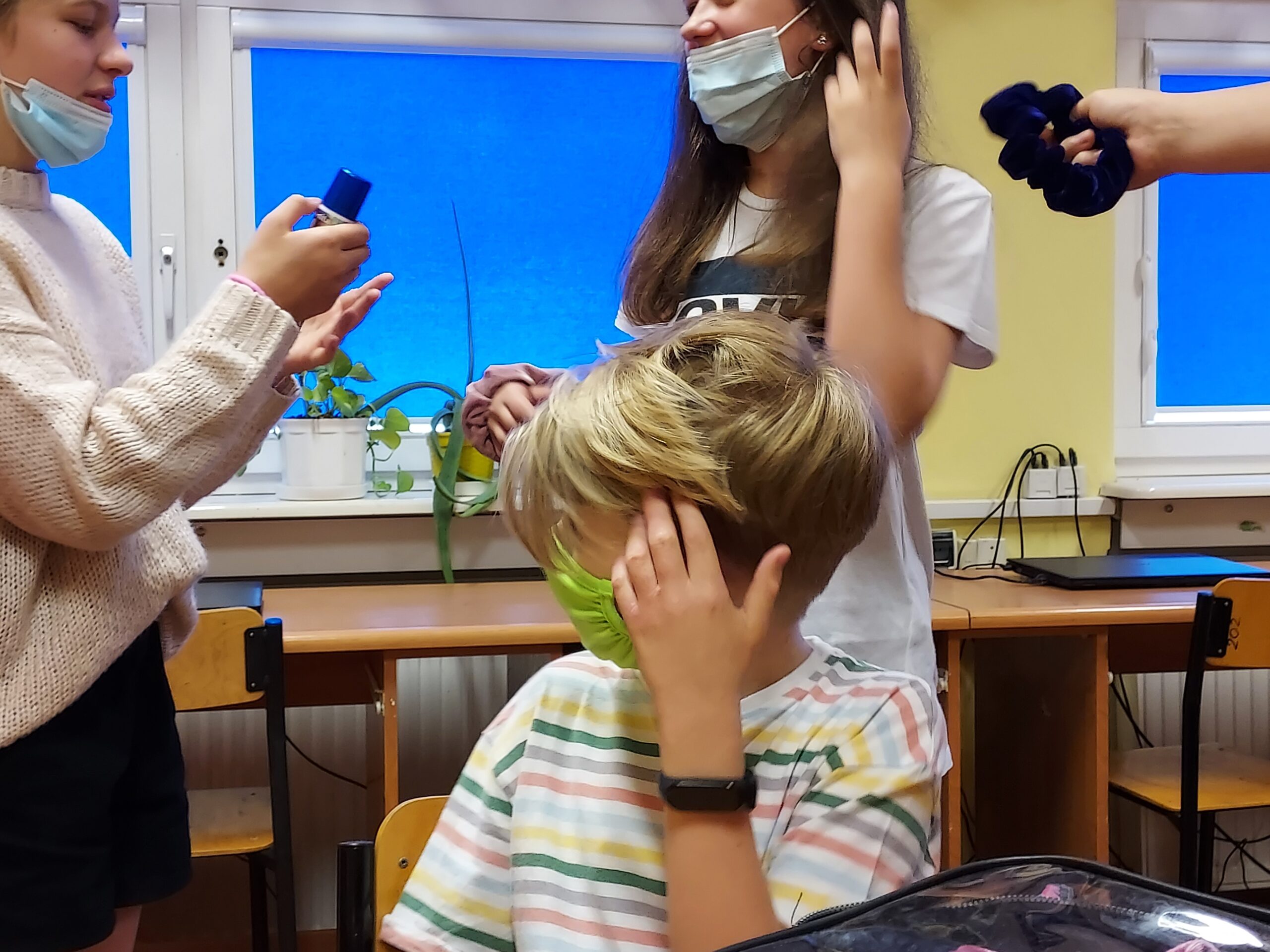 Lekcja fryzjerstwa na technice – Szkoła Podstawowa nr 4 w Grodzisku